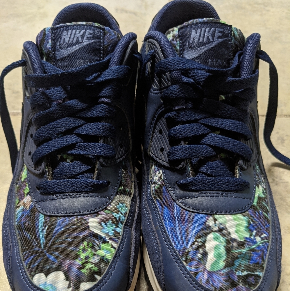 Nike Air Max Women's 8.5 Navy floral